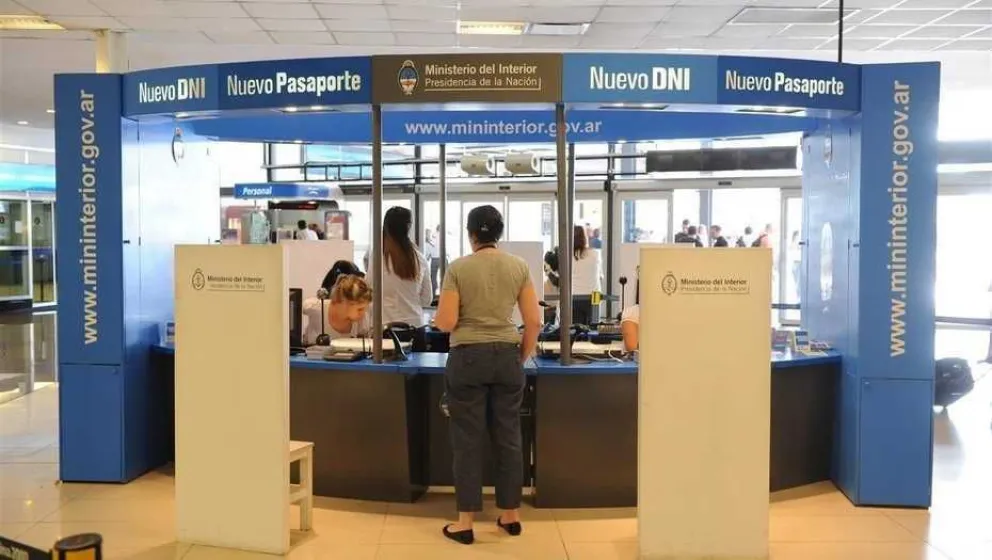 Colocarán en el aeropuerto oficinas “express” para hacer DNI y Pasaporte