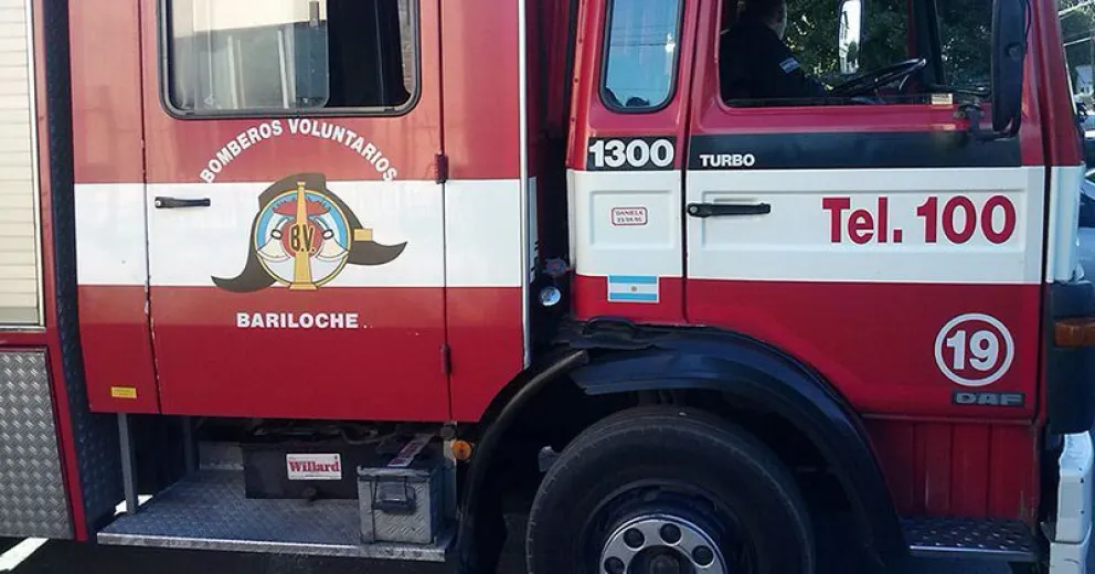 Tras el incendio de su vivienda una mamá y su bebé se quedaron con lo puesto