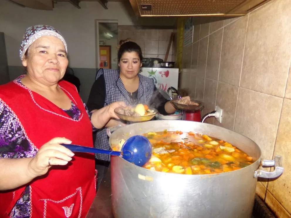 Los adultos mayores del Unión y del 2 de Abril se reúnen a compartir una comida y mucha amistad