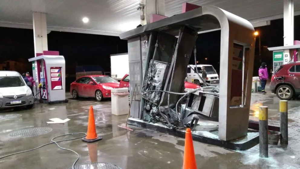 Sin frenos, chocó contra un surtidor de combustible y casi provoca una tragedia