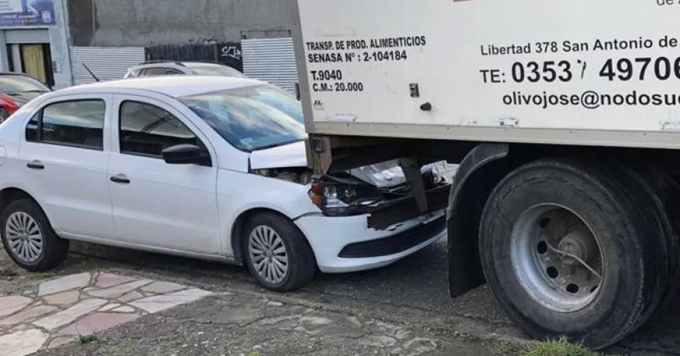 Acoplado sin control destruyó un auto estacionado