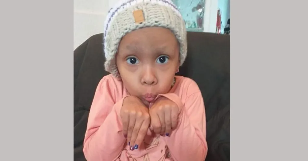 Nicole lució orgullosa el gorro donado por una vecina de Bariloche