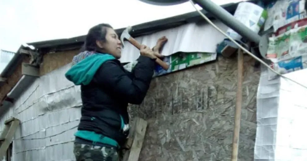 Ayudan a familias a revestir sus casas con tetrapacks