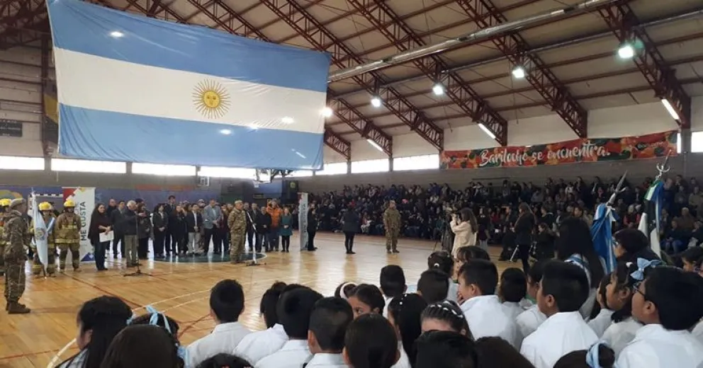 Chicas y chicos de cuarto grado hicieron la promesa a la Bandera