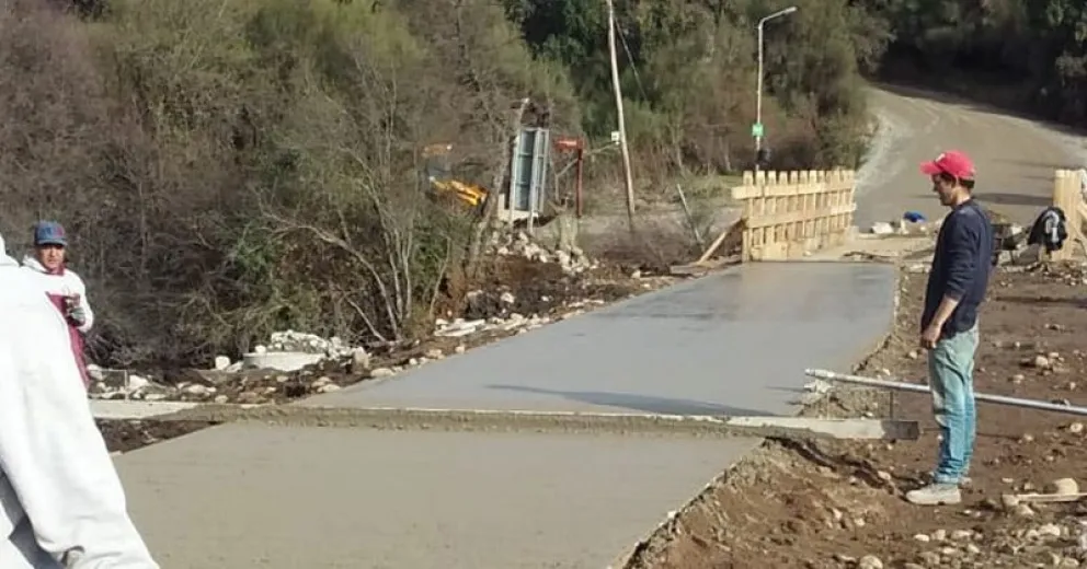 Pavimentan el acceso al Puente Negro desde Ruta 82