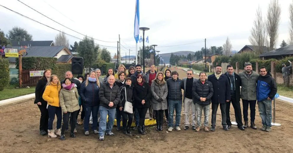 Dina Huapi celebró el Día de la Bandera y se inauguró el boulevard de calle Mutisias