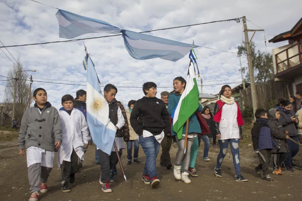 Cálido desfile popular por el Día de la Bandera en el Arrayanes