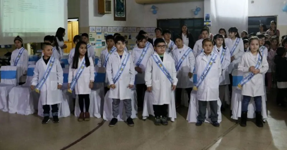 Cuarto grado de la Escuela 328 prometió a la Bandera