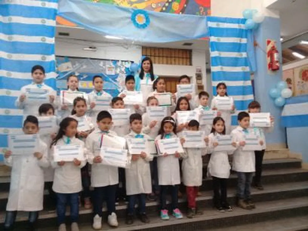 Niños y niñas de la Escuela 255 recibieron distinciones por el Día de la Bandera