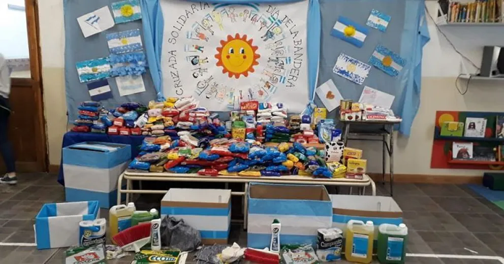 En el Día de la Bandera, el jardín 56 realizó un acto con sentido solidario