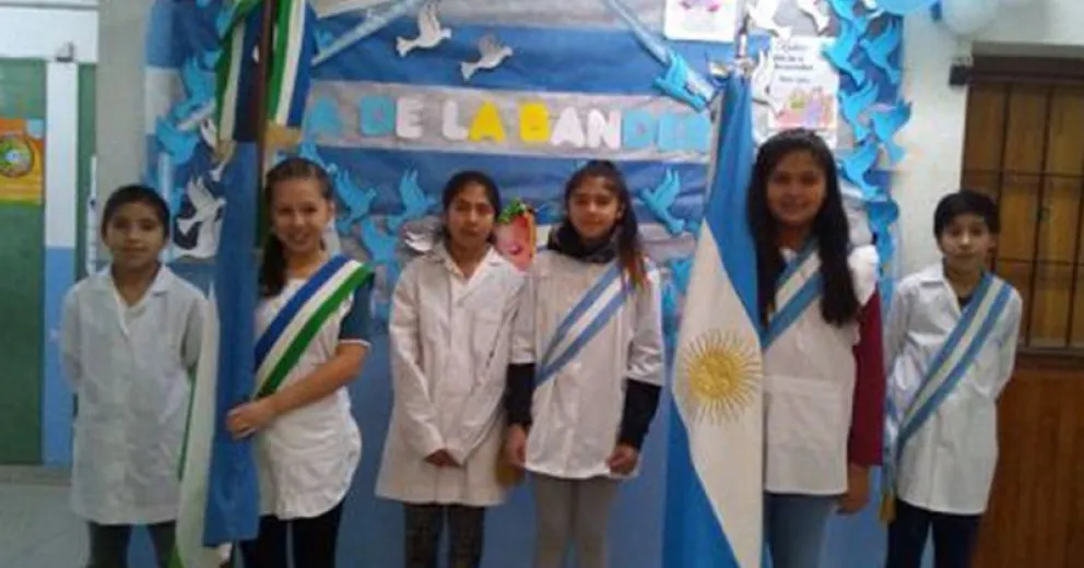 Niños y niñas de la escuela 255 recibieron distinciones por el Día de la Bandera