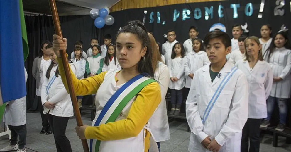Cálida promesa a la Bandera de alumnos de la escuela 185