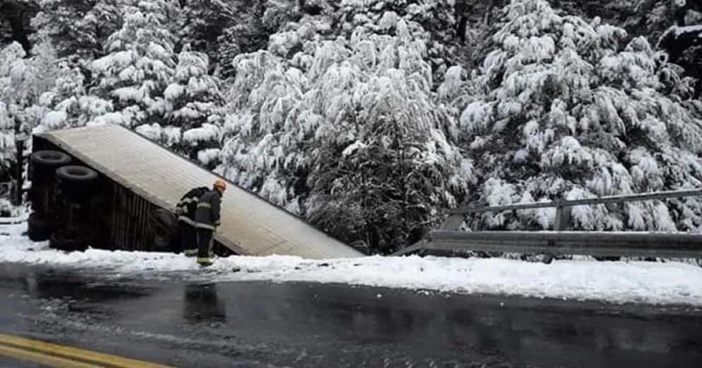 Un camión cayó de un puente cerca del Paso Samoré