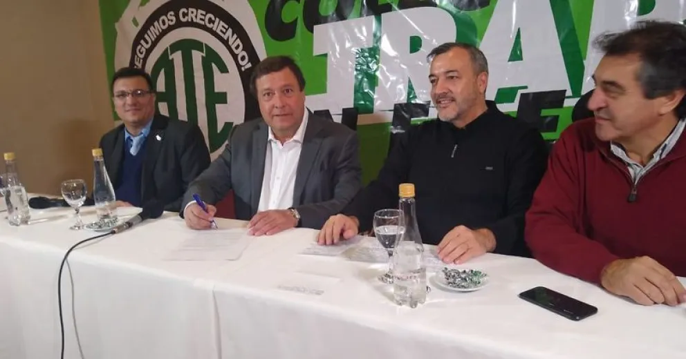 Weretilneck firmó el decreto para avanzar sobre el convenio colectivo de los estatales rionegrinos