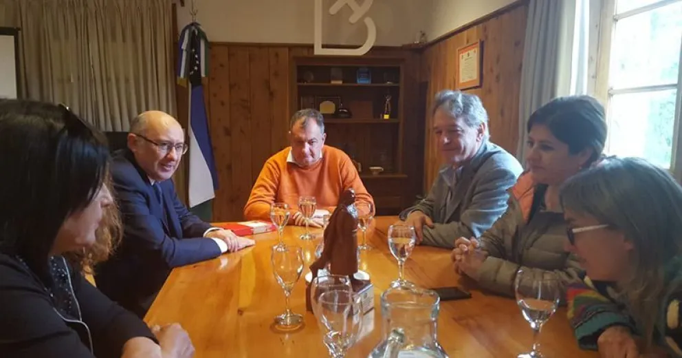 El alcalde de San Juan de la Costa llegó con una carpeta cargada de proyectos
