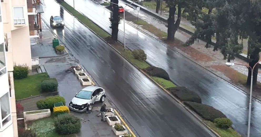 Perdió el control de su rodado y chocó contra un árbol de la Costanera
