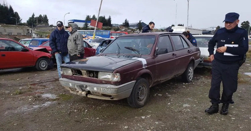Delincuente quiso escapar con cosas robadas pero no le arrancó el auto y fue detenido