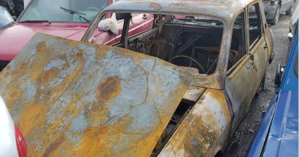 Encontraron incendiado un vehículo que fue sustraído en la zona céntrica