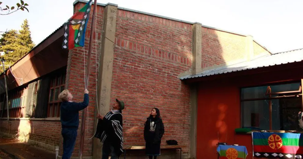 En el marco del We-Tripantu se realizó el izamiento de la bandera mapuche en la UNCo