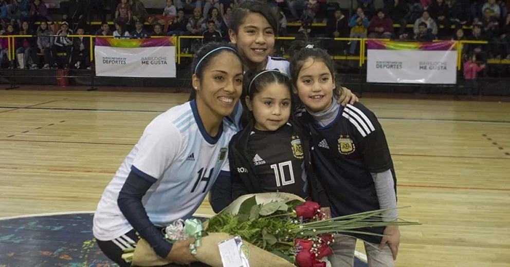 Miriam Mayorga disfrutó de una noche de fútbol con amigas y el reconocimiento de la gente