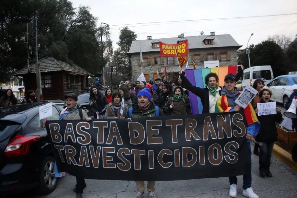 Marcharon en contra de los travesticidios, transfemicidios y el maltrato cotidiano