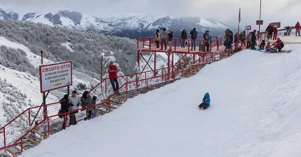 Turistas disfrutan del esquí y parques de nieve en Río Negro