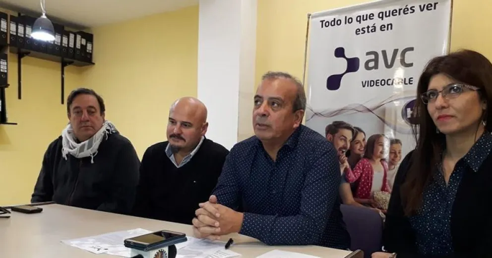 Internet sin costo a centros de salud con conexión al hospital, para  plazas y el gimnasio de ADEFUL