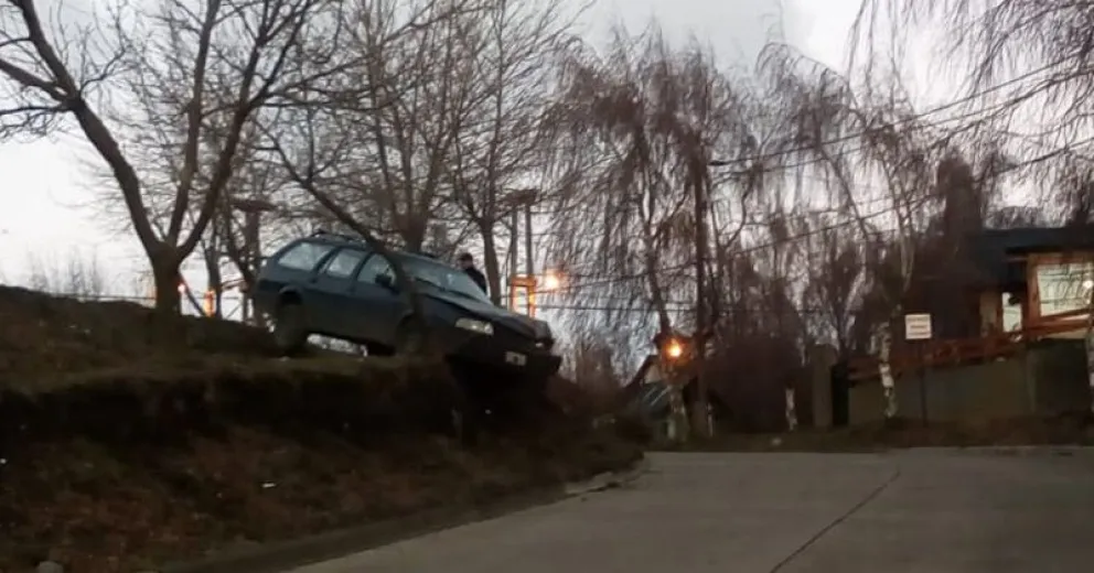 Auto colgado en avenida Las Victorias