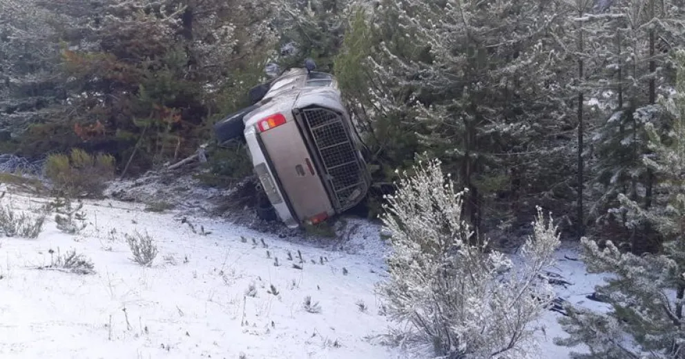 Una ligera nevada cubrió Bariloche y complicó la ruta