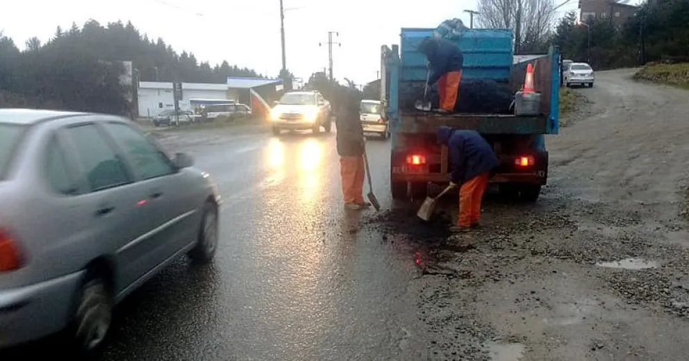Avanzan tareas de bacheo en Pioneros y otros puntos