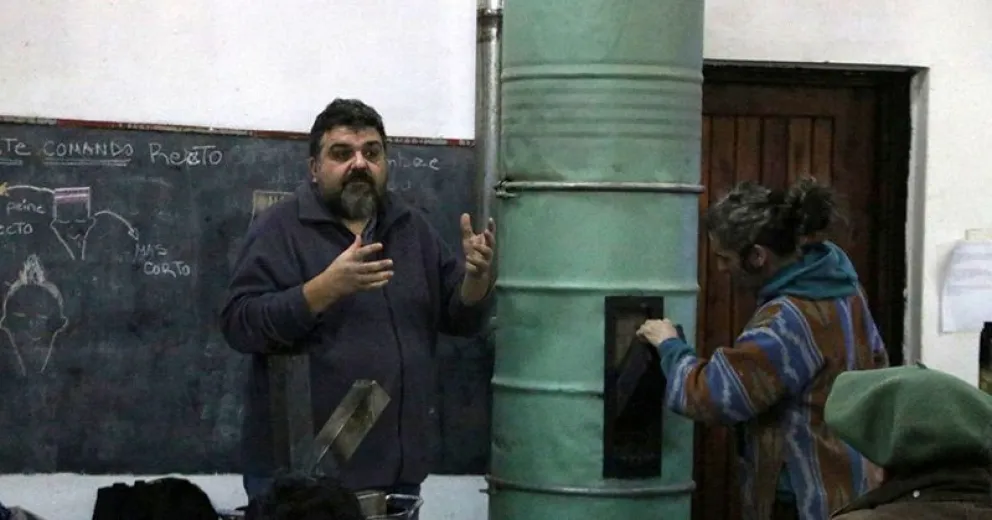 Gran cantidad de gente asistió al taller de estufas Rocket en El Pilar