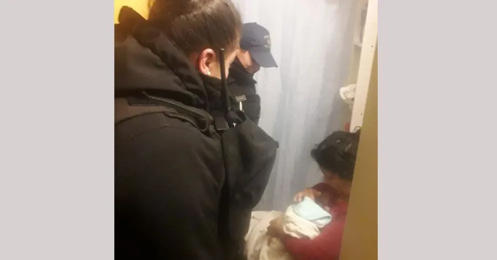 Policías brindaron ayuda a una mujer que dio a luz en su casa