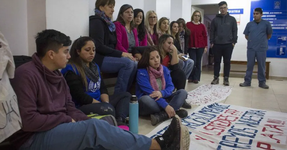 Empleados del Sanatorio del Sol hicieron una sentada en reclamo del cobro de sueldos atrasados