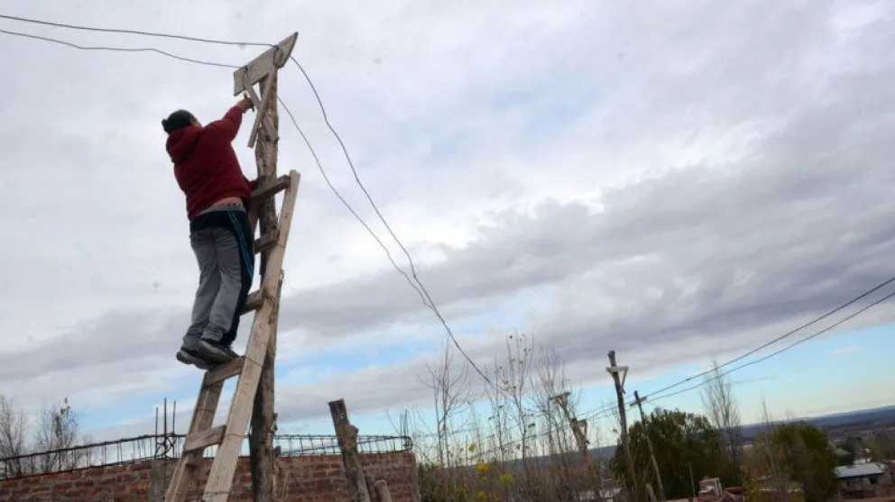 Quejas de vecinos por cortes de luz producto de sobre consumo que generan los “colgados”