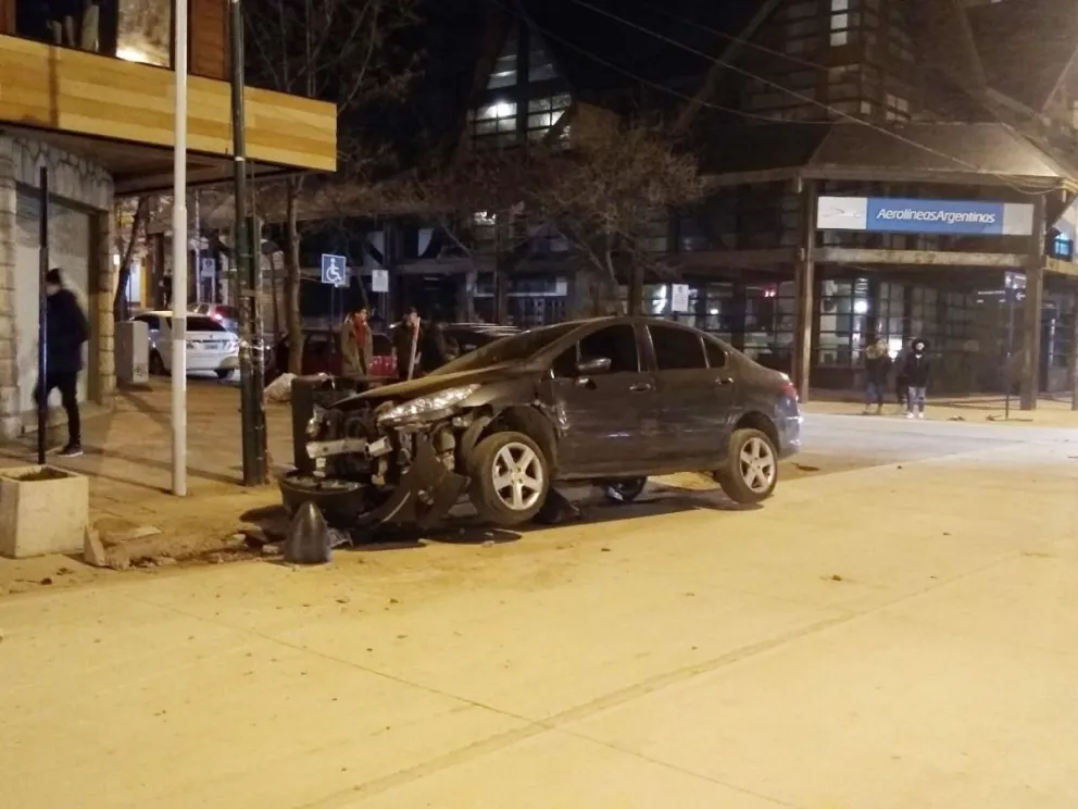 En el primer día de reapertura de la Mitre para vehículos, un auto chocó contra una estructura