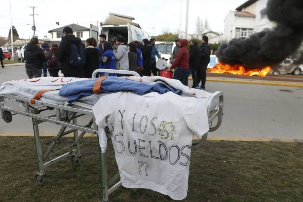 Trabajadores del Sanatorio del Sol se manifiestaron en la rotonda de Ñireco