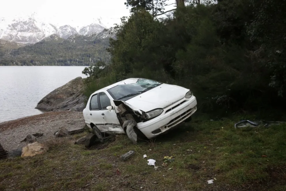 Un auto se despistó y terminó a orillas del lago