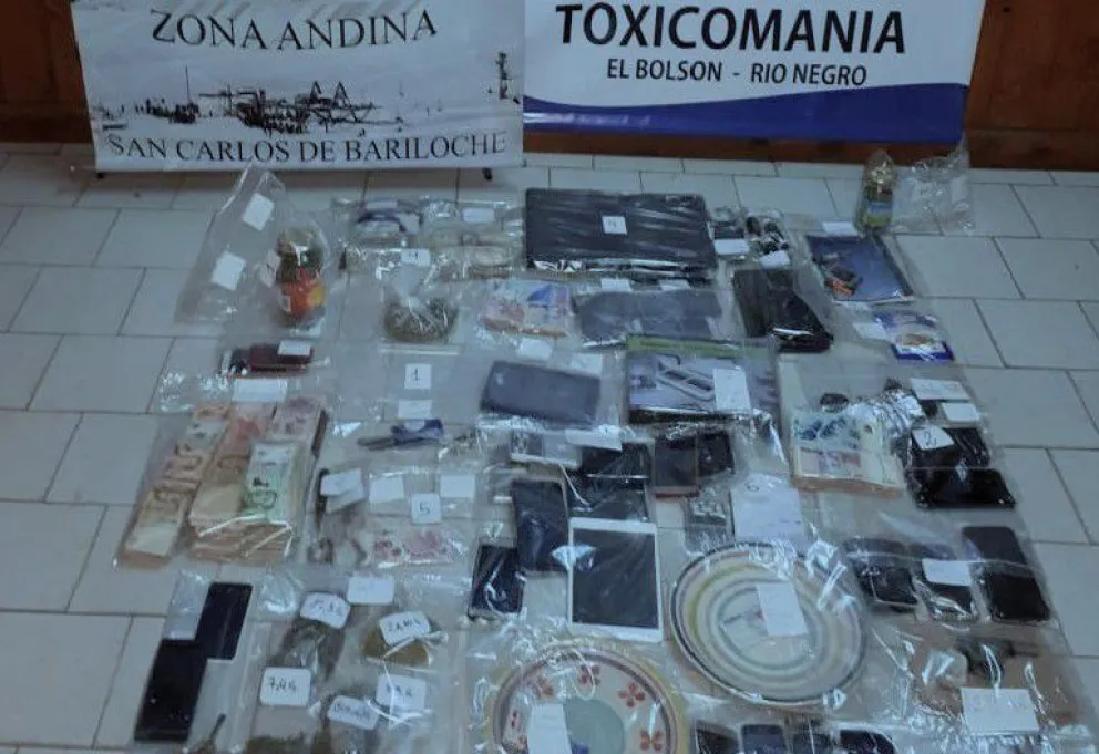 Drogas, dinero y otros elementos secuestrados en el procedimiento en El Bolsón.