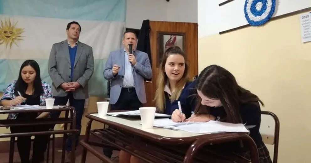 El juez Juan Martín Arroyo y el fiscal Martín Govetto junto a las alumnas de la Fundación Castex.