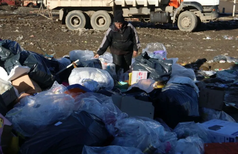 Cinco horas por día entre la basura rescatando lo reciclable.
