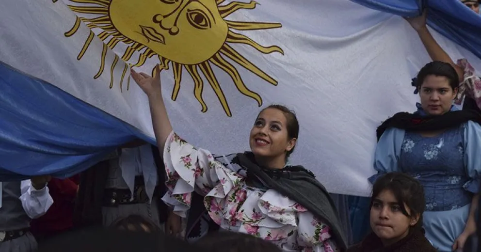 La “celeste y blanca” volverá a ondear en lo más alto de nuestros corazones cuando hoy se célebre un nuevo aniversario de la Patria. (Foto archivo)