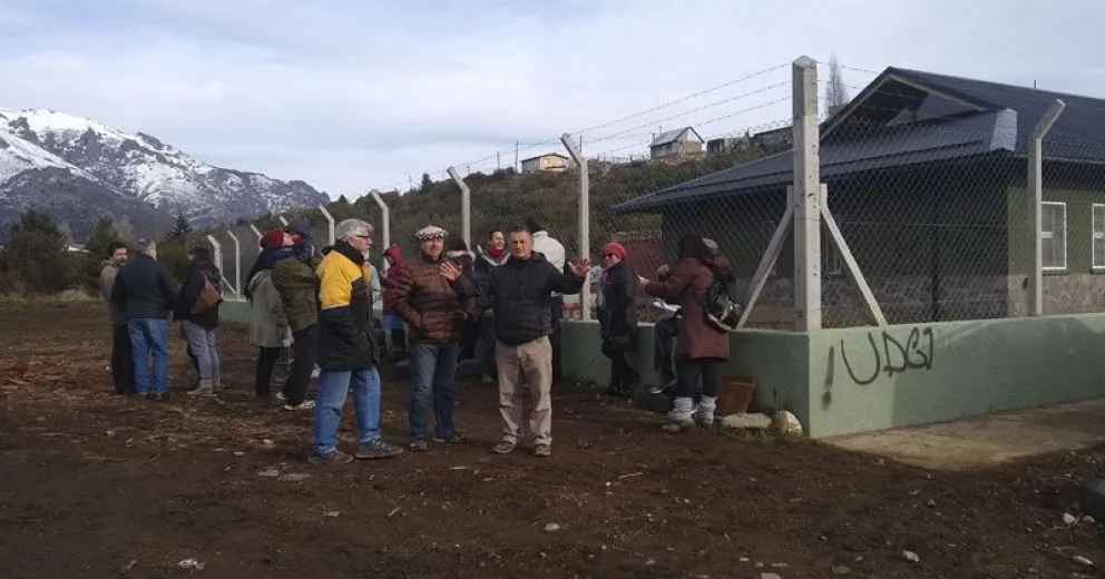 Barrio El Maitén: abrazo simbólico exigiendo gas, luminarias y cámaras de seguridad