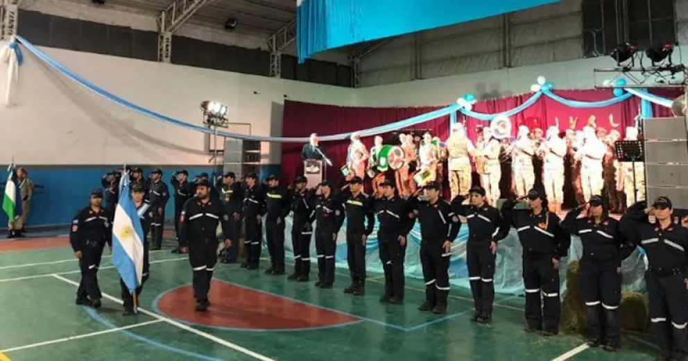 Dina Huapi celebró el Día de la Independencia en conjunto con los bomberos voluntarios