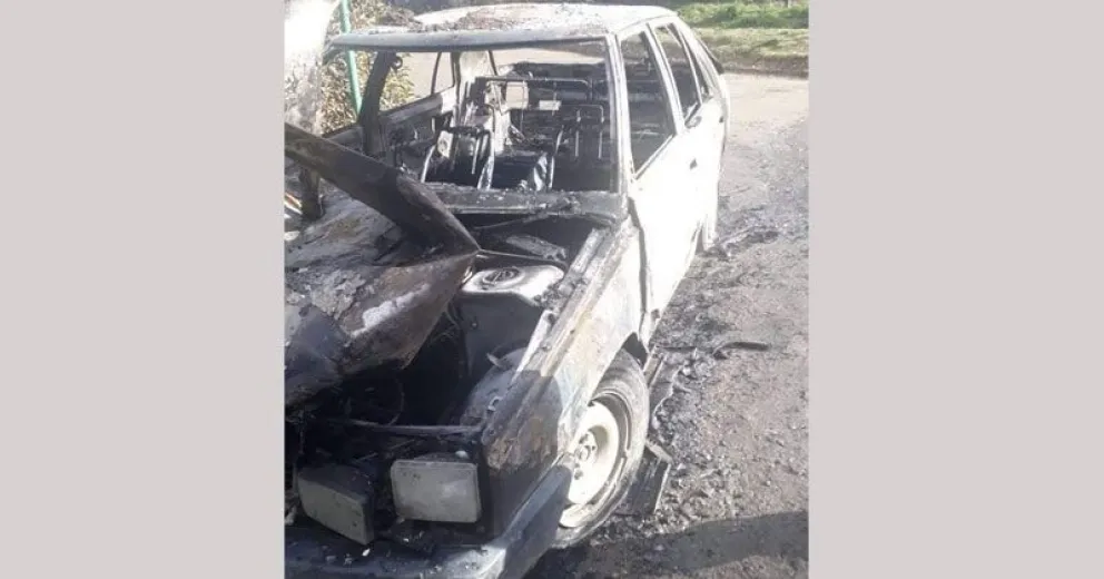Auto apareció quemado