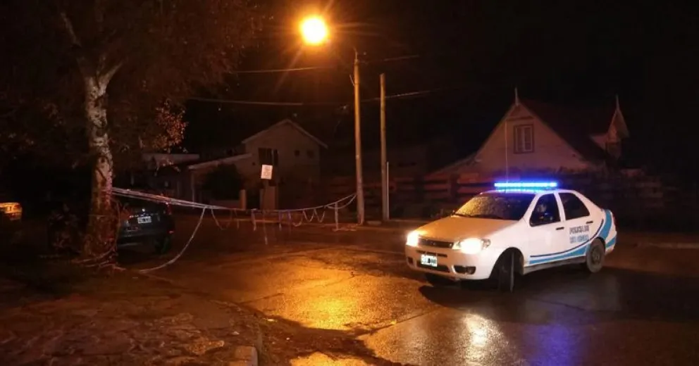 Chocó un poste y dejó toda la cuadra sin luz