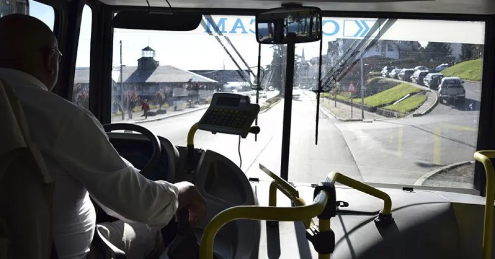 Frecuencias y refuerzos en colectivos al Aeropuerto y Cerro Catedral