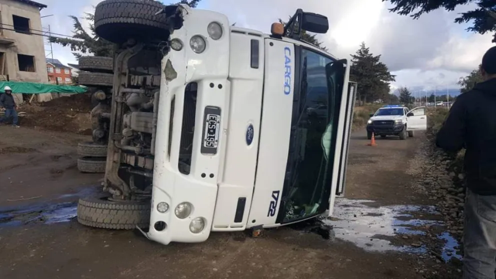 Por el peso de la carga, volcó un camión en la entrada al barrio Las Victorias