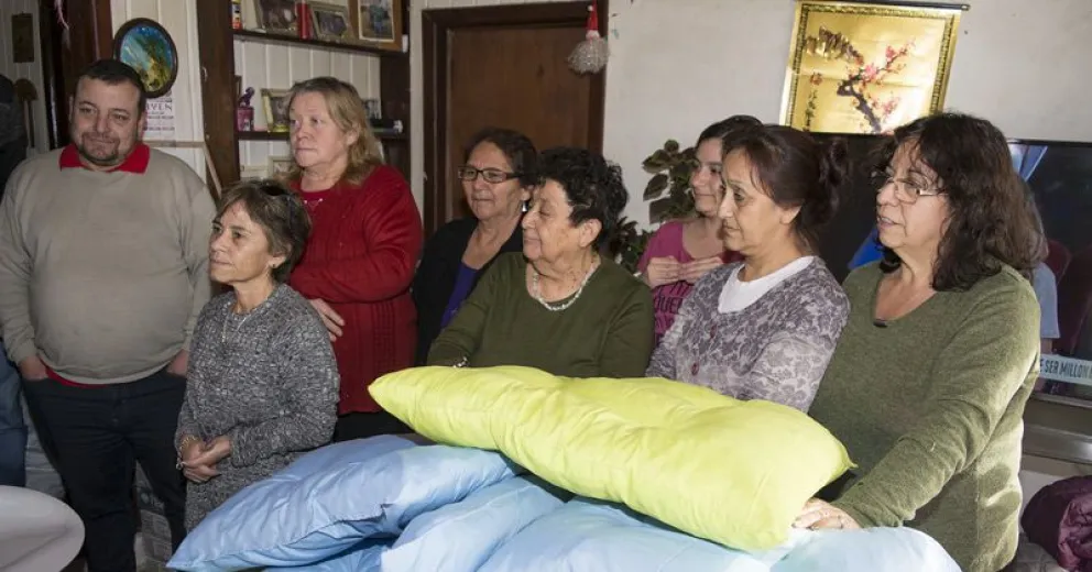 Grupo de mujeres “Las Colibrís” hacen almohadas para los perros de los caniles de Zoonosis