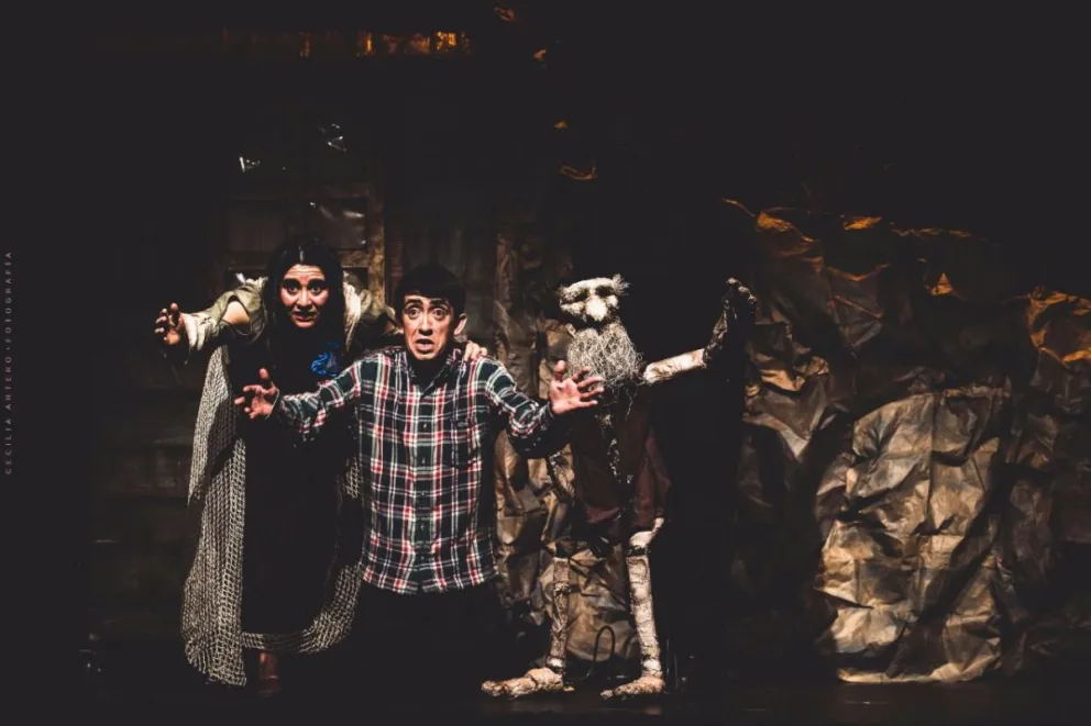 Denuncian “humillación” de gendarmes contra integrantes de una compañía teatral chilena