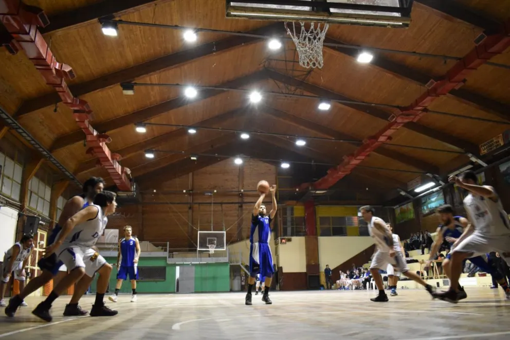 Dina Huapi bajó al último campeón y se afianza en la punta del torneo